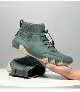 Detailansicht der dunkelgrünen High-Top-Socken-Schuhe mit gewellter Gummisohle
