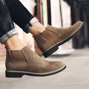 Stivali Chelsea da uomo in pelle scamosciata marrone con pannelli elastici