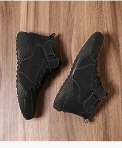 Vue détaillée des bottines de randonnée noires avec semelle en caoutchouc antidérapante