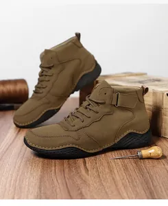 Détail de bottes Martin en cuir marron avec semelle antidérapante en caoutchouc octopus