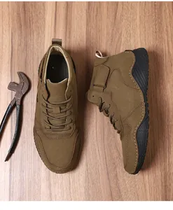 Bottines d'extérieur marron pour hommes avec une semelle antidérapante en gomme dure.