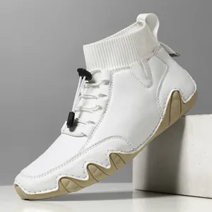 Weiße High-Top-Sneaker mit Strickkragen und markanter gewellter Gummisohle in Braun