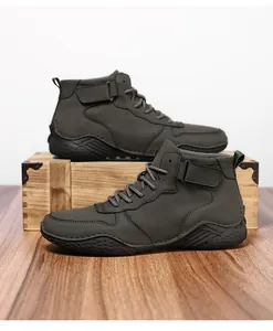 Vue détaillée de bottes d'extérieur montantes pour hommes avec semelle antidérapante.