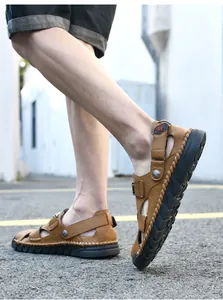 Détail de sandales décontractées en cuir marron pour hommes avec semelle cousue