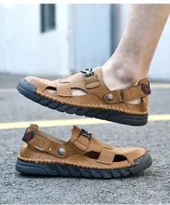 Détail de sandales décontractées en cuir marron pour hommes cousues à la main pour la plage