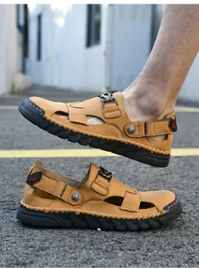Vue détaillée de sandales en cuir marron cousues pour hommes, style décontracté