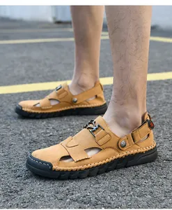 Vue détaillée de sandales de plage en cuir pour hommes avec semelles cousues main