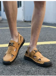 Gros plan de sandales en cuir pour hommes cousues main en beige avec semelles en gomme
