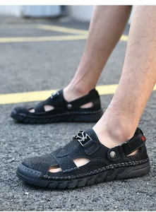 Gros plan de sandales pour hommes en cuir texturé noir avec coutures à la main