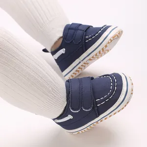 Vue détaillée des chaussures de marche en toile bleu marine pour bébé garçon velcro