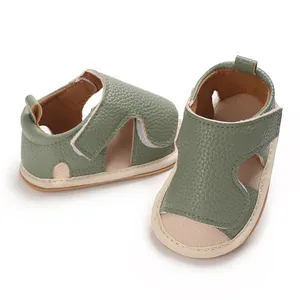 Detail van zachte groene baby sandalen van kunstleer met zijwaartse uitsnijdingen