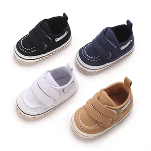Détails de chaussures de marche pour bébés en noir, bleu marine, blanc et kaki.