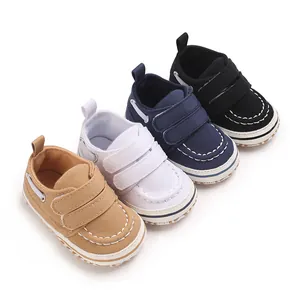 Vue détaillée de quatre couleurs de chaussures bébé en toile en kaki, blanc, bleu, noir