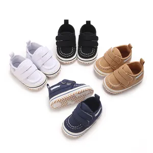 Vue détaillée de dessus de chaussures de marche classiques pour bébé en quatre couleurs différentes