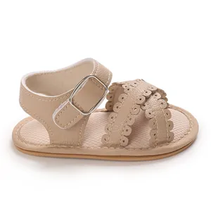 Zijaanzicht van beige babysandalen voor meisjes met geschulpte bandjes