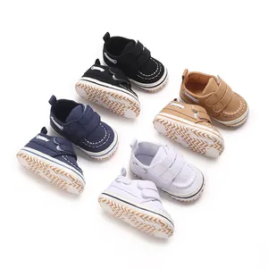 Baskets classiques en toile pour bébés garçons, disponibles en plusieurs couleurs unies.