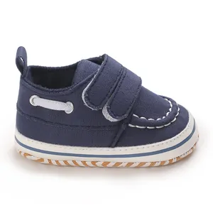 Vue latérale de chaussures de marche pour bébé en toile bleue avec doubles sangles