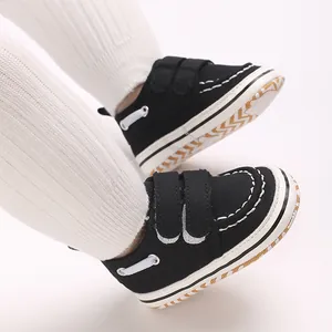 Vue détaillée de profil de chaussures de marche classiques noires à double scratch