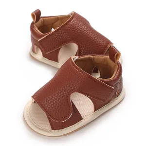 Detailweergave van bruine lederen babysandalen met zachte zolen en klittenband.