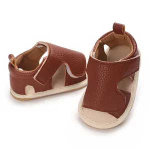 Detail van bruine lederen baby sandalen met zachte zool voor jongens die leren lopen