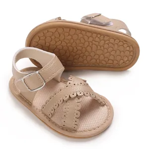 Beige baby sandalen voor meisjes met antislip rubberen zolen en gespsluitingen.