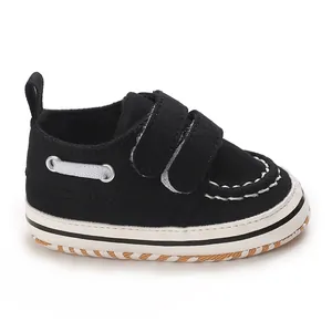 Détail de la vue latérale des chaussures de marche noires pour bébés garçons