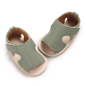 Gedetailleerd overzicht van saliegroene baby loopsandalen met zachte zool en klittenband