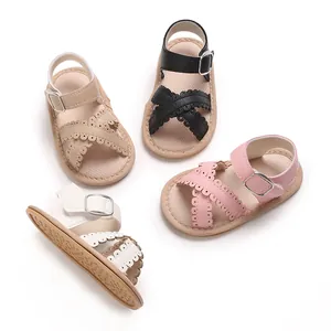 Modieuze baby sandalen in diverse kleuren met schulprandjes en verstelbare gespen.