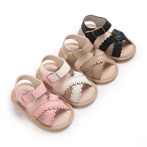 Collectie babymeisjessandalen met geschulpte bandjes in vier verschillende kleuren.