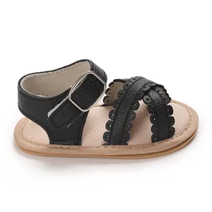 Gedetailleerd zijaanzicht van zwarte baby sandalen voor meisjes met geschulpte bandjes