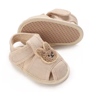 Vue détaillée de chaussures bébé lapin beige avec semelles en caoutchouc souples