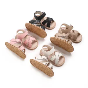 Gedetailleerd overzicht van babysandalen voor meisjes in roze, zwart, beige en wit