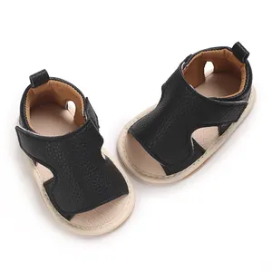 Detail bovenaanzicht van zwarte lederen baby sandalen met zachte zolen