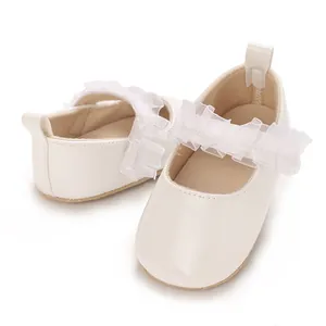 Detail von weißen Baby-Mary-Janes mit weichen Rüschen und glänzendem Finish