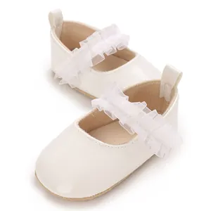 Detailaufnahme von weißen Baby-Prinzessin-Laufschuhen mit eleganten Spitzenrüschen