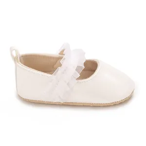 Chaussures Mary Jane bébé fille blanches avec dentelle et semelle souple pour 0-1 an.