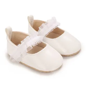 Gros plan sur des chaussures de princesse pour bébé avec volants en dentelle