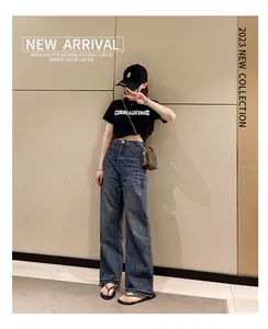 Tongs plates tressées pour femmes présentées avec un jean et un t-shirt décontracté