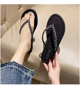Tongs décontractées noires pour femmes avec lanières en strass et semelle plate.