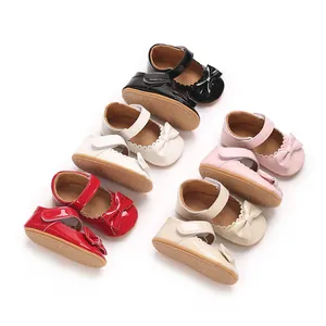 Surtido de zapatos de princesa de cuero PU para bebé con lazos lindos en varios colores.