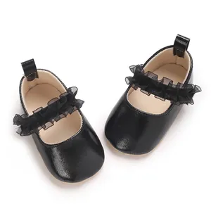 Nahaufnahme von schwarzen Lackleder-Lauflernschuhen für Mädchen mit Spitzenrüschendetail