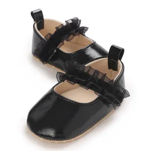 Detailansicht schwarzer Baby-Mary-Janes für Mädchen mit Rüschen-Spitzenriemen
