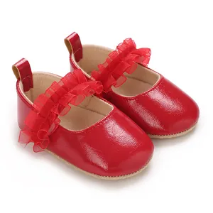 Chaussures de marche princesse rouges pour bébé avec dentelle à volants.