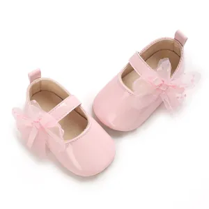 Detailansicht der stilvollen rosa Lackleder Baby Mädchen Mary Jane Schuhe mit Schleife
