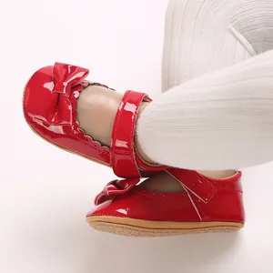 Zapatos de princesa rojos con lazo para bebé niña en cuero PU brillante.