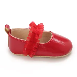 Vue détaillée des chaussures de marche pour bébé fille en cuir verni rouge avec volants