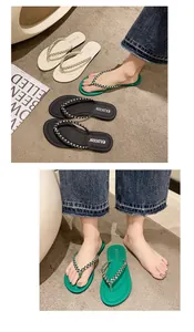 Tongs plates pour femmes avec brides tressées en strass pour la plage décontractée.