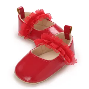 Nahaufnahme rote Lackschuhe für Babys mit gerüschten Mesh-Riemen