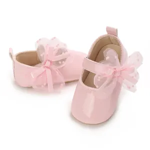 Detailansicht der rosa Baby-Lauflernschuhe mit großer Netzschleife und Glanzeffekt