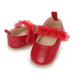 Detailansicht roter Baby-Mädchenschuhe mit weicher Sohle und Spitzen-Verzierung